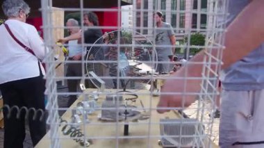 Demir ve Kullanılmış Vantilatörlerden Müzik Ekipmanı.