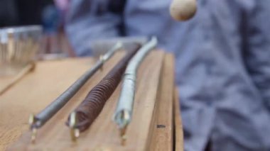 Kullanılmış Demir Armutlardan Müzikal Ekipmanlar