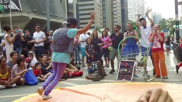 Actuación Masculina Circo Saludo Audiencia Cámara Lenta — Vídeo de stock