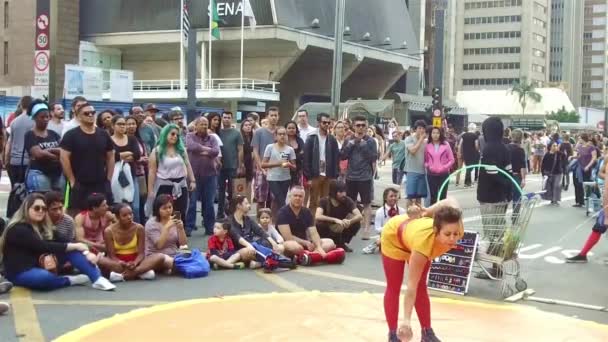 Actuación Femenina Del Circo Jugando Bolas Con Espalda Cámara Lenta — Vídeo de stock