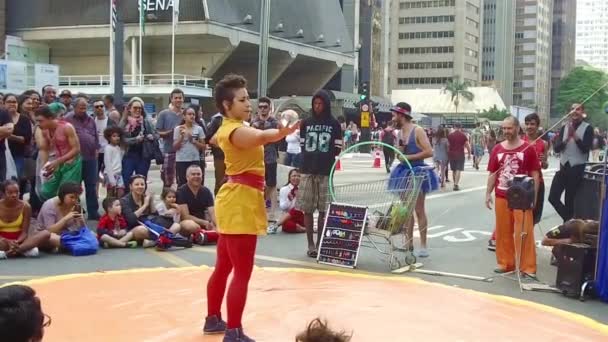 Rendimiento Femenino Del Circo Jugando Pelota Con Equilibrio Cámara Lenta — Vídeo de stock