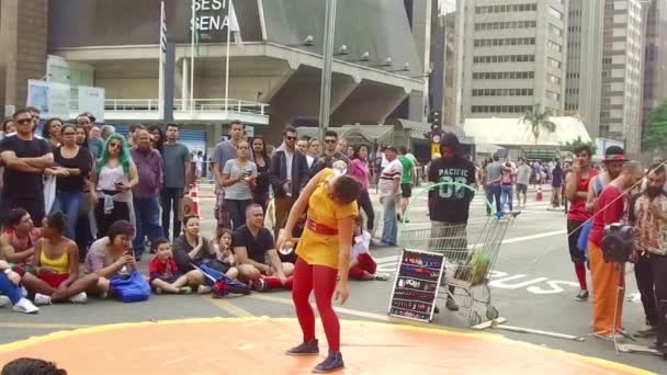 Público Una Actuación Circo Femenino Jugando Con Bolas Derecha Izquierda — Vídeo de stock
