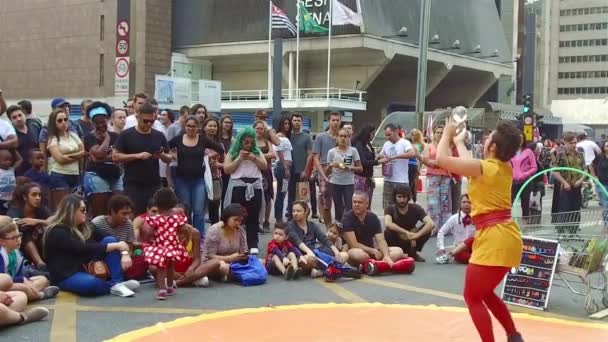 Mujer Circo Rendimiento Jugando Bolas Con Balanceo Lanzar Con Sus — Vídeo de stock