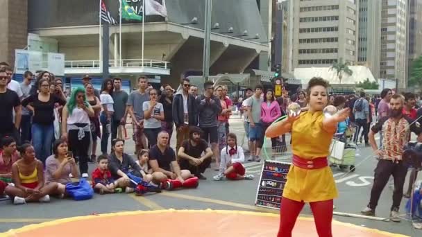 Mujer Circo Rendimiento Jugando Bolas Con Balanceo Con Sus Manos — Vídeo de stock