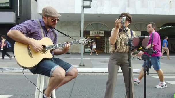 Straatmuzikanten Spelen Gitaar Fluit Hand Gehouden — Stockvideo