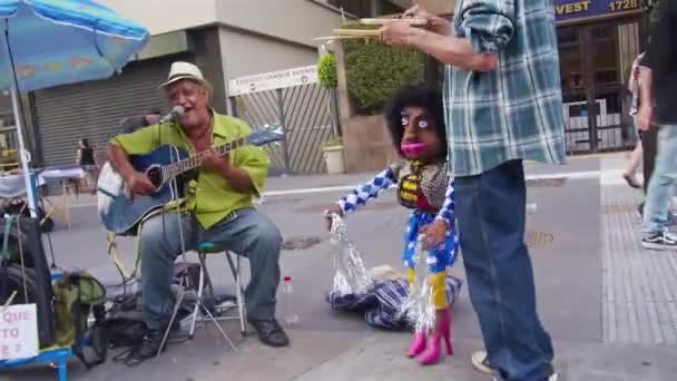 Ładny Pokaz Marionetek Street Musicians Hand Held — Wideo stockowe