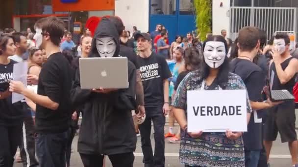 Gruppe Von Menschen Benutzt Masken — Stockvideo