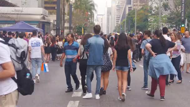 Birlikte Yürüyen Bir Genç Grubun Elleri Tutuldu — Stok video