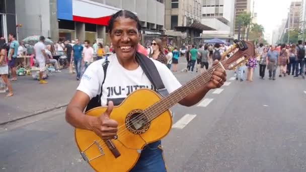 Street Musician Posing Och Leende Hand Held — Stockvideo