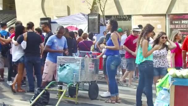 Una Mujer Con Una Camisa Azul Está Bailando Cámara Lenta — Vídeos de Stock