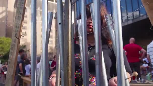 Mujeres Tocando Música Con Equipos Usados Tubos Hierro Mano — Vídeo de stock