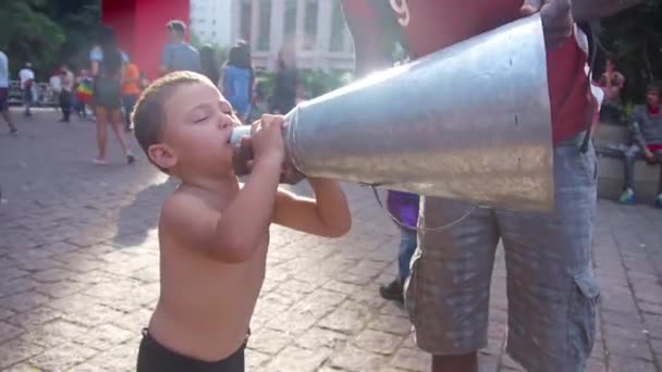 Хлопчики Які Кричать Залізними Трубами Рука Руках — стокове відео