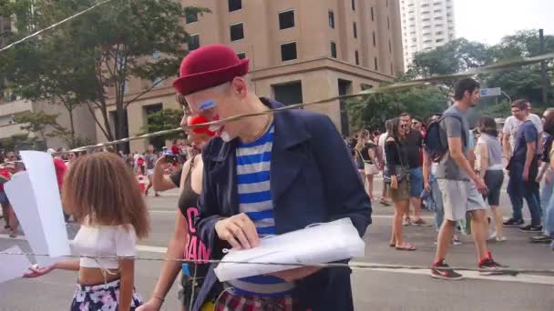 Leuke Clown Het Dragen Van Een Stapel Papier Hand Gehouden — Stockvideo