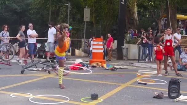 Schattige Clown Vrouw Spelen Hula Hoop Hand Gehouden — Stockvideo