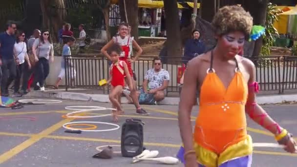 Mulher Palhaço Bonito Rolling Hula Hoop Mão Held — Vídeo de Stock