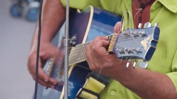 Umiejętności Gitarowe Street Musician Hand Held — Wideo stockowe