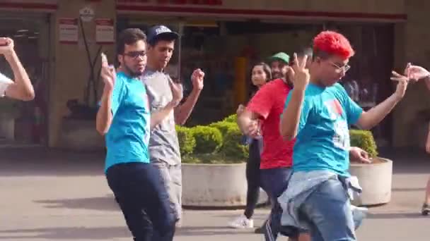 Divertidos Hombres Bailando Juntos Mano — Vídeos de Stock