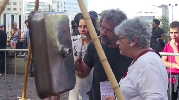 Homem Velho Mulher Tocando Música Com Equipamentos Usados Mão Held — Vídeo de Stock