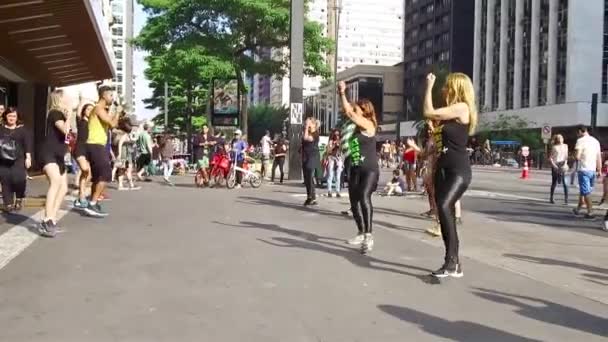 Les Gens Font Gymnastique Matinale Ensemble Tenue Main — Video