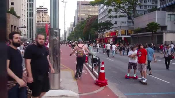 Pessoas Estão Jogando Patins Skates Mão Held — Vídeo de Stock