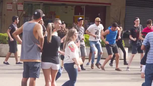 Menschen Tanzen Zusammen Mit Glücklichen Hand Gehalten — Stockvideo
