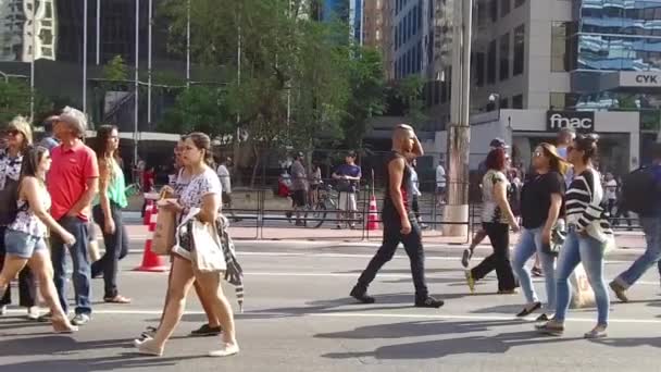 Ludzie Idą Środku Miasta Wolny Ruch — Wideo stockowe