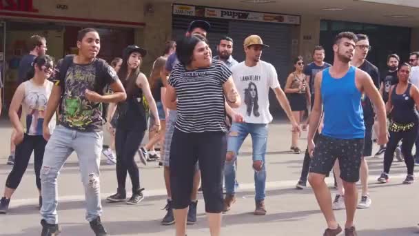 Menschen Tanzen Zusammen Mit Fröhlichem Lied Hand Gehalten — Stockvideo
