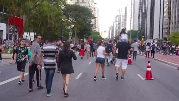 Pessoas Gostam Caminhar Avenida Paulista Mão Realizada — Vídeo de Stock