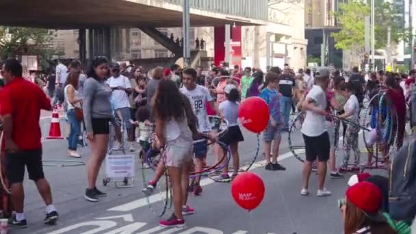 Ludzie Grający Hula Hoops Hand Held — Wideo stockowe