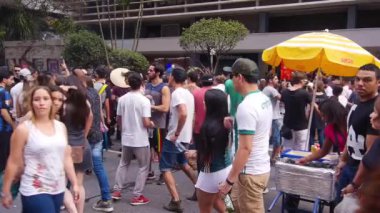 İnsanlar Birlikte Yürür ve Dans Eder