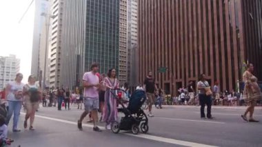 Şehir manzaralı Otobanda Yürüyen İnsanlar.