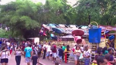  Atlıkarınca ve Ziyaretçiler Sağdan Sola.