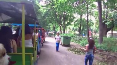 Lunaparktaki Ziyaretçiler