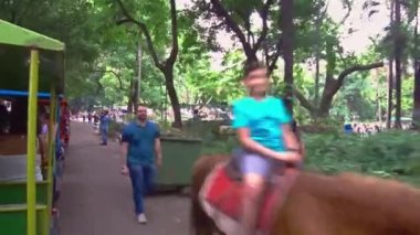 Küçük Trendeki ve Küçük Göldeki İnsanlar