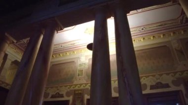 Duvarında süslemesi olan güzel bir lamba.