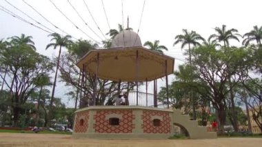 Güzel Graha Mavi Gökyüzü ile Şehir Parkında 