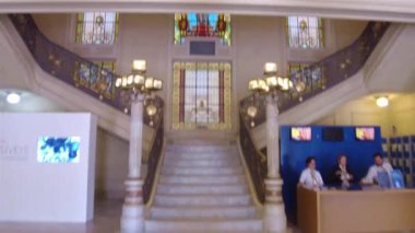  Otel Salonunda Güzel Bir Ayna - Eğil