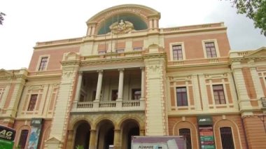  Şehirdeki Büyük Geleneksel Bina - Sağdan Sola Çevirme.