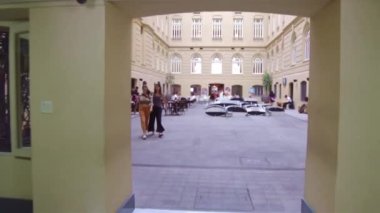 Eski Bina 'nın Salonunda Oturanlar