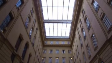 Eski Bina 'nın Salonunda Oturanlar 