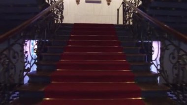 Oteldeki Kırmızı ve Siyah Merdivenler