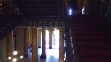 Otelin giriş kapısının üst hava görüntüsü - Sağdan sola çevir.