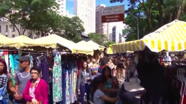 Pazar pazarında insanlar dolaşıyor, Karachi.