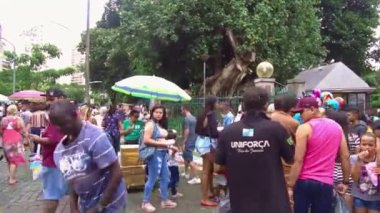  Sunda Market 'in girişinde büyük bir ağaç Soldan Sağa 