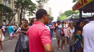 Bir grup insan alışveriş yapıyor.