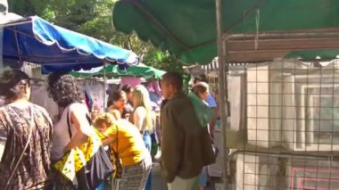  Giysi Seçen Kadınlar Grubu - Elle Tutulan.