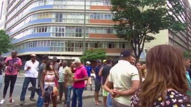 Bir grup insan içiyor ve yiyor.