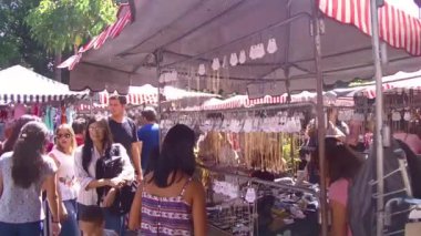 Pazar pazarında insanlar dolaşıyor, Karachi.