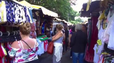 Renkli Gömlekler Duruyor - İleriye.