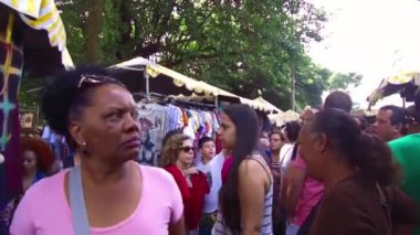 Pazar pazarında insanlar dolaşıyor, Karachi.